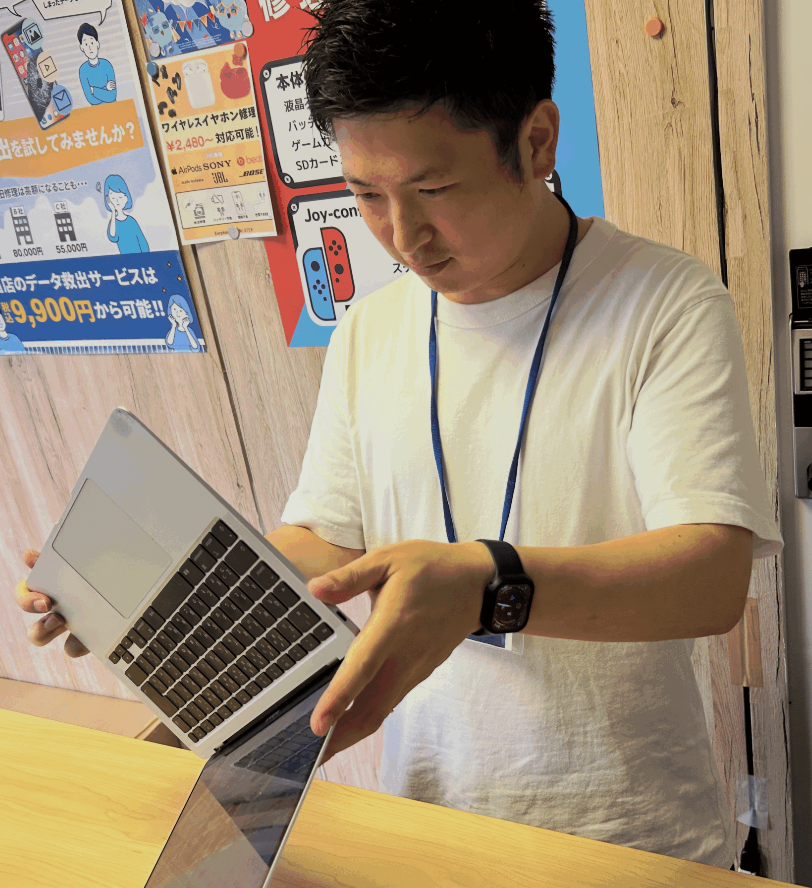 スタッフがMacBookの実機を確認している様子