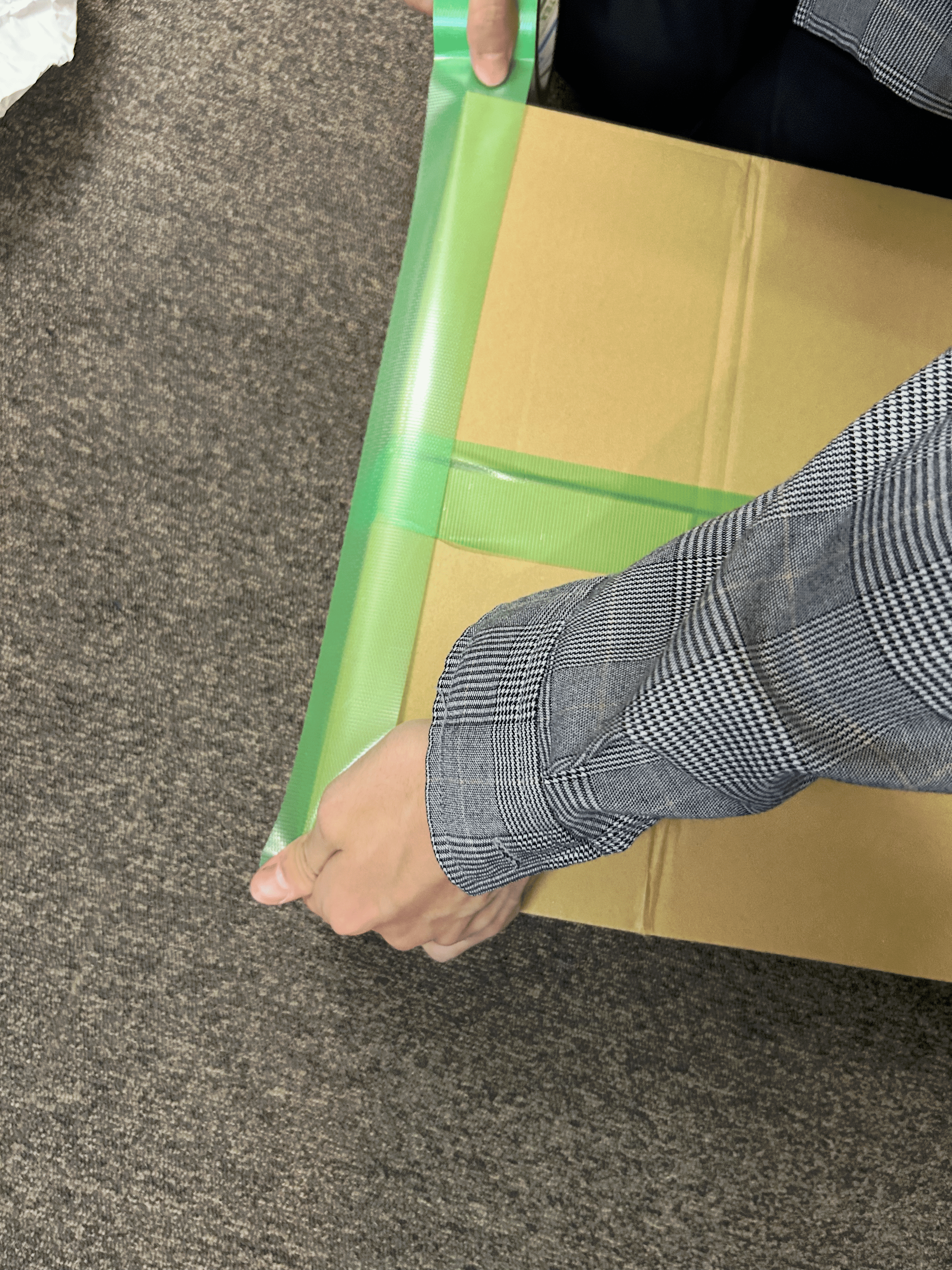 MacBook梱包 H字テープ固定