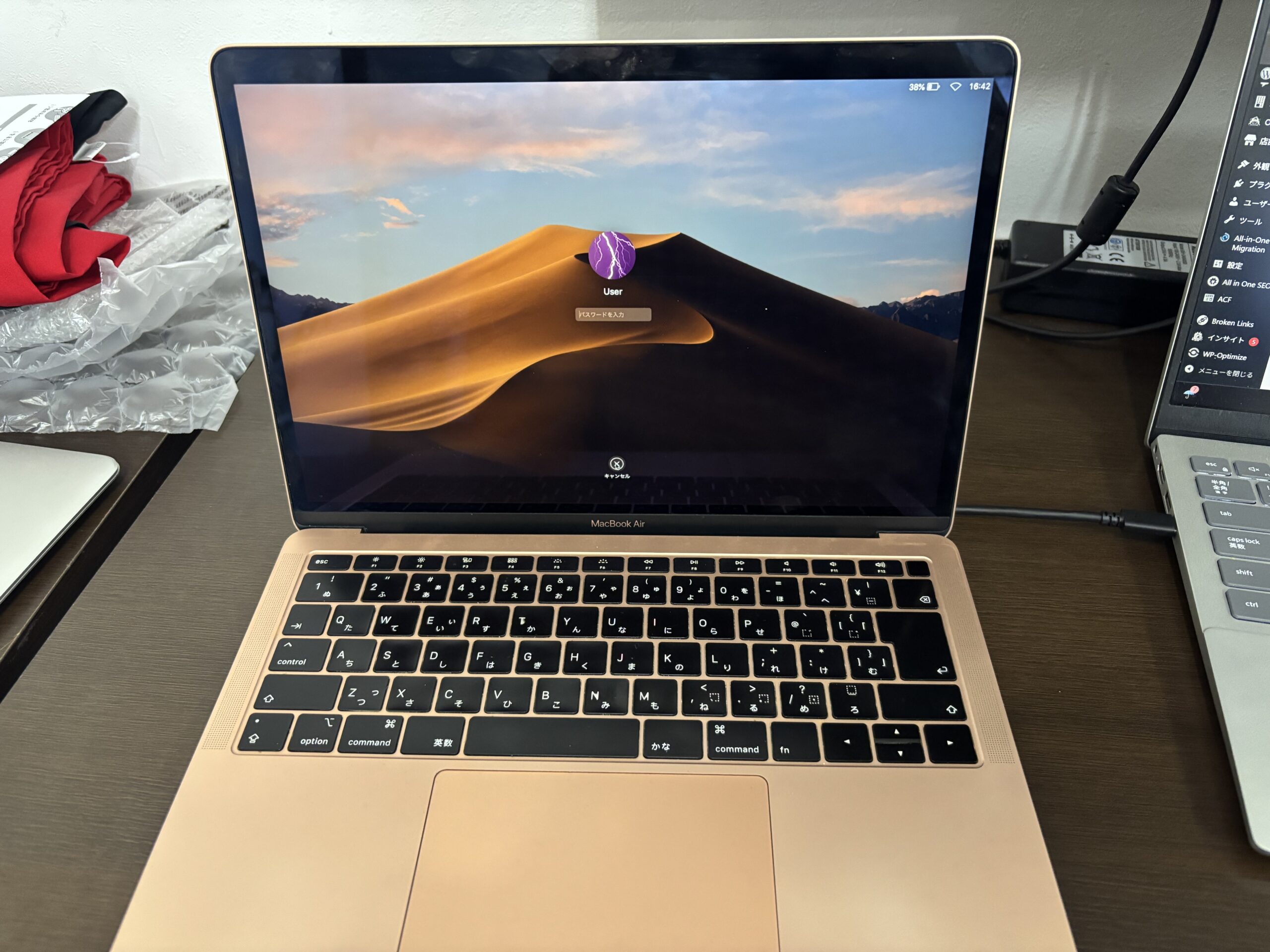 MacBook Air 13インチ 2018 外観（天板と内側）