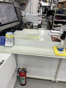 秋葉館の買取カウンター（MacBook持ち込み）