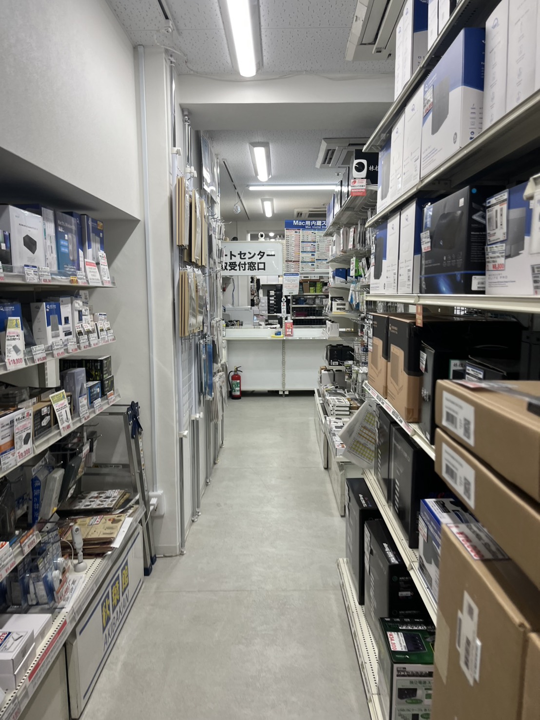 秋葉館の外観と店内の雰囲気（MacBook買取）