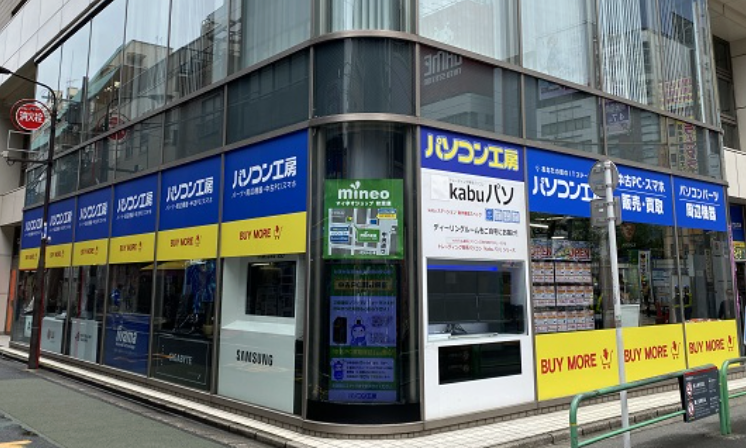 パソコン工房 MacBook買取 カウンターの様子